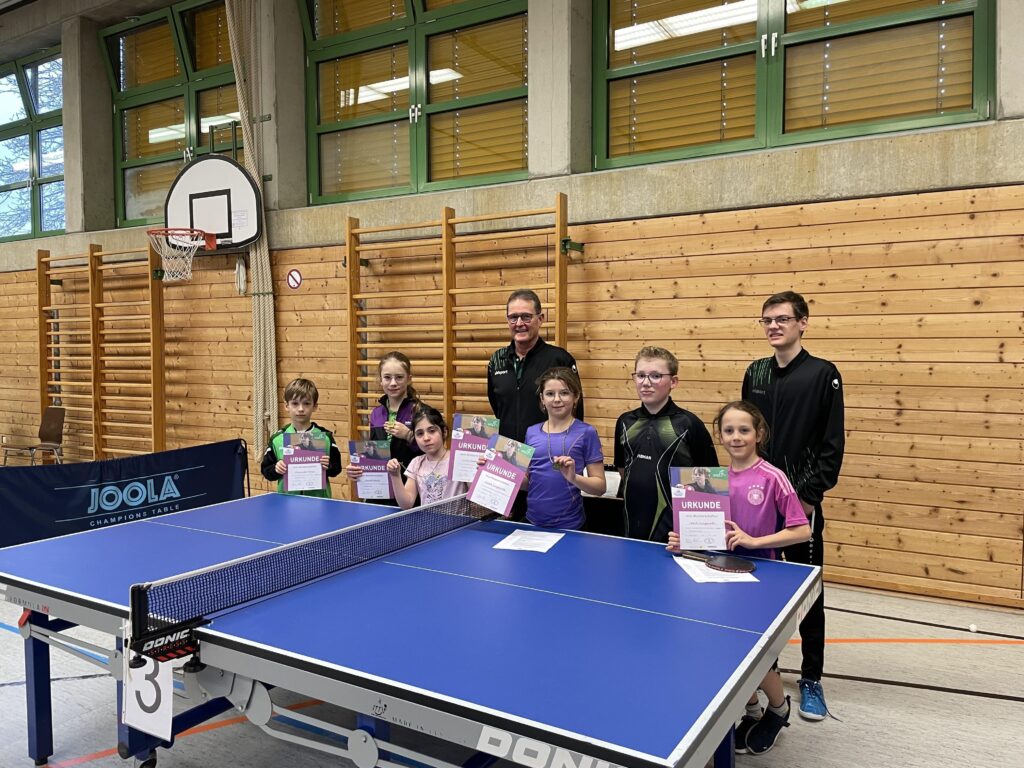 Die erfolgreichen Kinder des DJK-SV Furth beim Kreisentscheid der Tischtennis-Minimeisterschaften präsentieren stolz ihre Urkunden und Medaillen