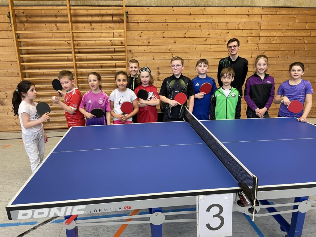 Die Teilnehmerinnen und Teilnehmer des DJK-SV Furth am Kreisentscheid der Tischtennis-Minimeisterschaft 2025