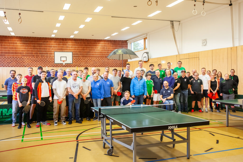 Gruppenfoto aller Teilnehmer der Tischtennis-Dorfmeisterschaft Furth 2024 zusammen mit Schirmherren und Bürgermeister Andreas Horsche, Vereinsvorsitzenden Josef Noderer und Mitgliedern der Tischtennis-Abteilung