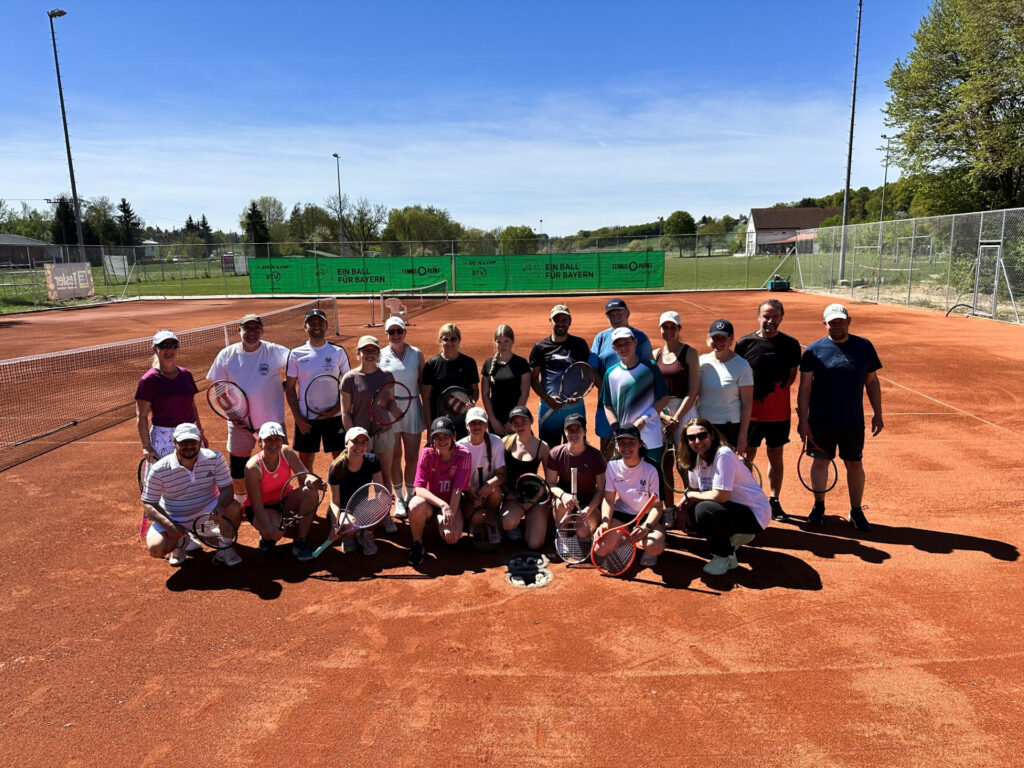 Tennis-Team DJK Furth auf den sanierten Plätzen in Furth