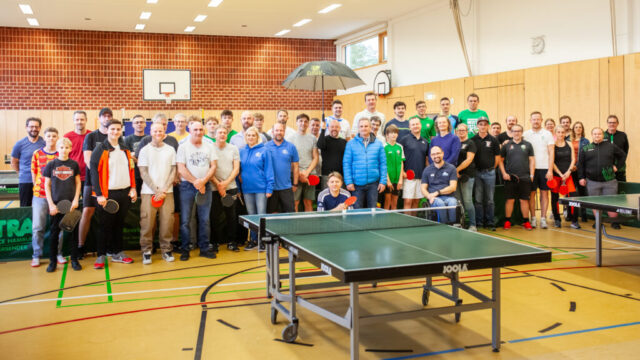 Gruppenfoto aller Teilnehmer der Tischtennis-Dorfmeisterschaft Furth 2024 zusammen mit Schirmherren und Bürgermeister Andreas Horsche, Vereinsvorsitzenden Josef Noderer und Mitgliedern der Tischtennis-Abteilung